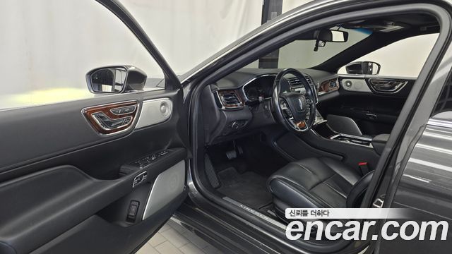 Lincoln Continental 2017 — photo 13
