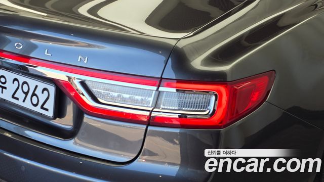 Lincoln Continental 2017 — photo 9
