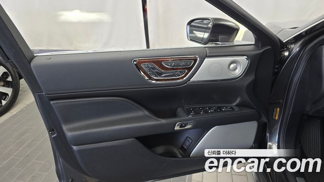 Lincoln Continental 2017 — photo 14