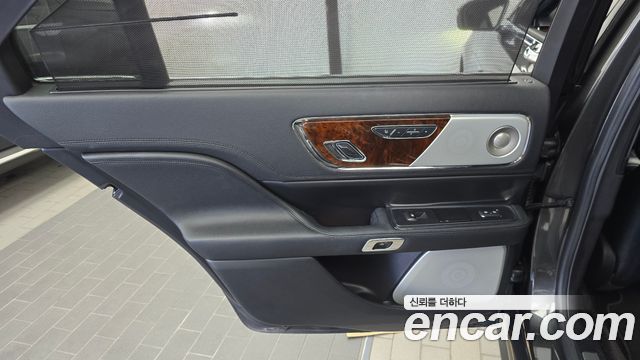 Lincoln Continental 2017 — photo 15