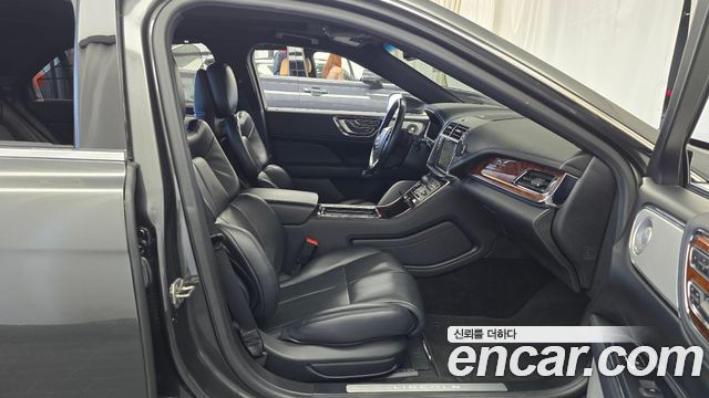 Lincoln Continental 2017 — photo 16