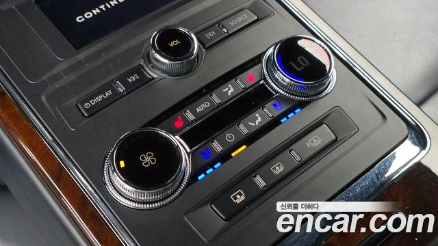 Lincoln Continental 2017 — photo 27