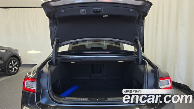 Lincoln Continental 2017 — photo 30