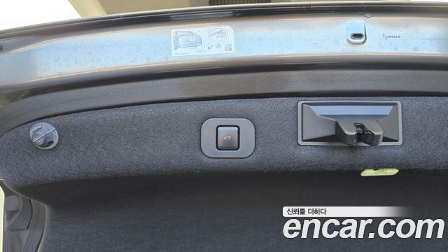 Lincoln Continental 2017 — photo 31