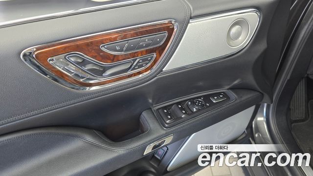 Lincoln Continental 2017 — photo 33
