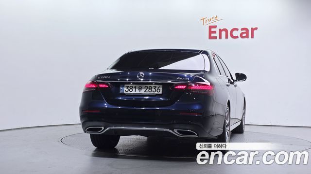 Mercedes-Benz E-Class 2022 — photo 4