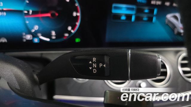 Mercedes-Benz E-Class 2022 — photo 12