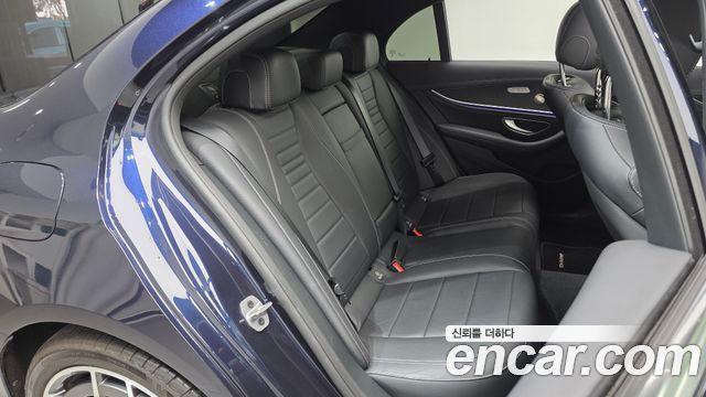 Mercedes-Benz E-Class 2022 — photo 17