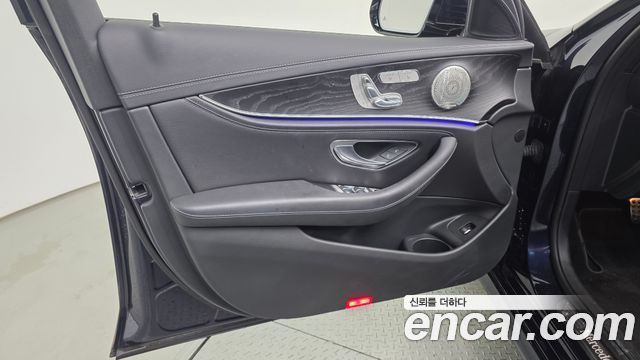 Mercedes-Benz E-Class 2022 — photo 14
