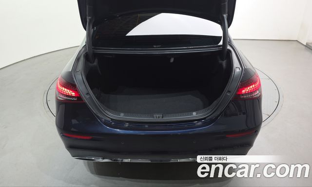 Mercedes-Benz E-Class 2022 — photo 30
