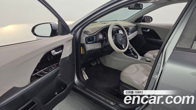 Kia Niro 2017 — photo 10