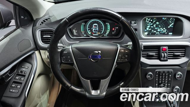 Volvo V40 2016 — photo 13