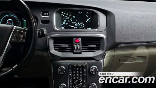 Volvo V40 2016 — photo 14