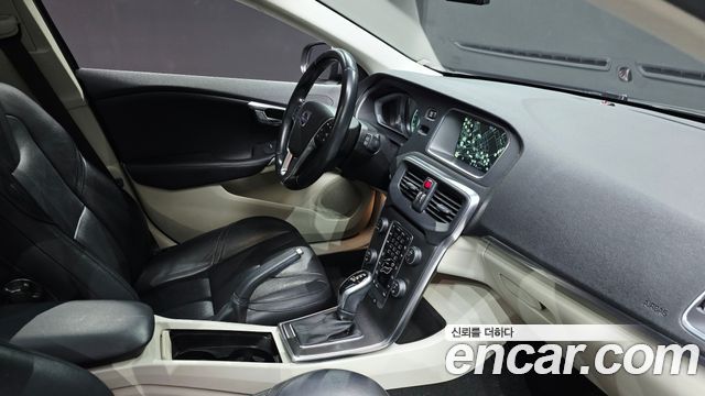 Volvo V40 2016 — photo 18