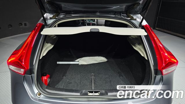 Volvo V40 2016 — photo 19