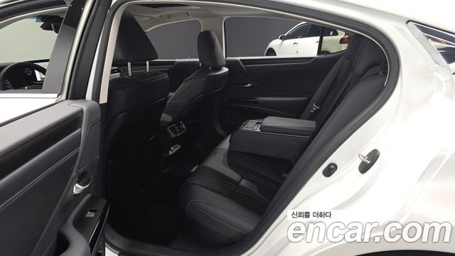 Lexus ES 2025 — photo 17