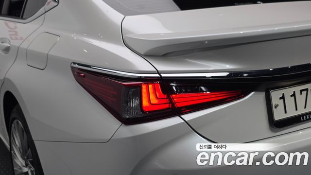 Lexus ES 2025 — photo 9