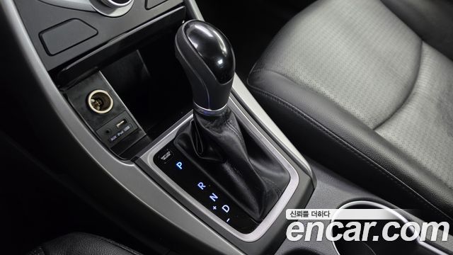 Hyundai AVANTE 2015 — photo 12
