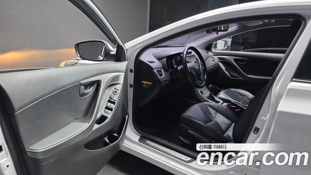 Hyundai AVANTE 2015 — photo 13