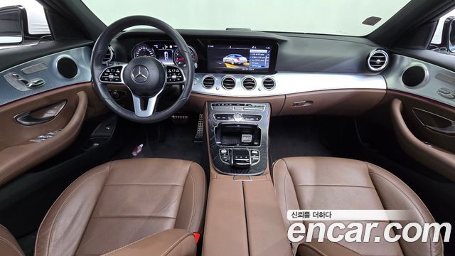 Mercedes-Benz E-Class 2020 — photo 10