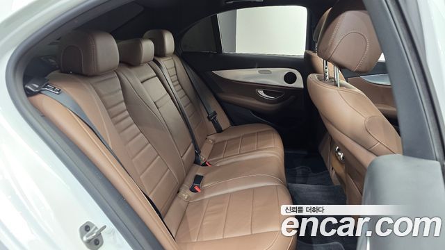 Mercedes-Benz E-Class 2020 — photo 17