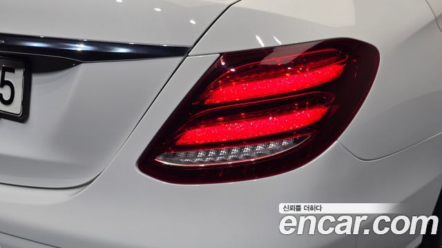 Mercedes-Benz E-Class 2020 — photo 9