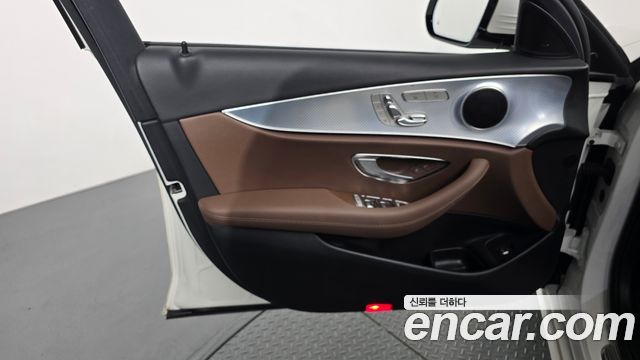 Mercedes-Benz E-Class 2020 — photo 14