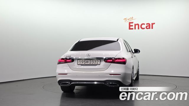 Mercedes-Benz E-Class 2023 — photo 4