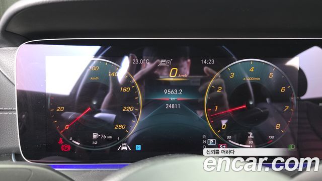 Mercedes-Benz E-Class 2023 — photo 8