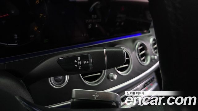 Mercedes-Benz E-Class 2023 — photo 9