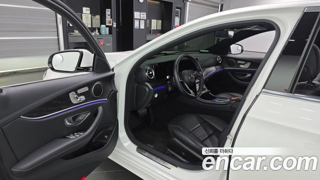 Mercedes-Benz E-Class 2023 — photo 10