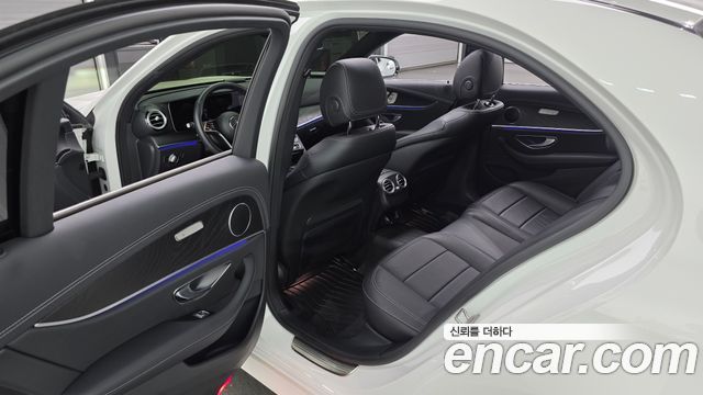 Mercedes-Benz E-Class 2023 — photo 11
