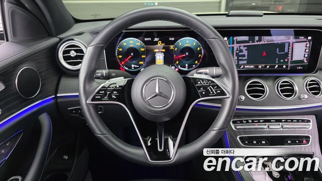 Mercedes-Benz E-Class 2023 — photo 12