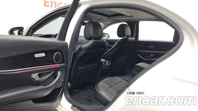 Mercedes-Benz E-Class 2017 — photo 11