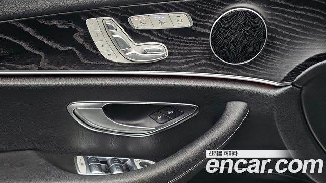 Mercedes-Benz E-Class 2017 — photo 12