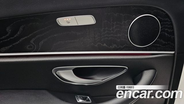 Mercedes-Benz E-Class 2017 — photo 19