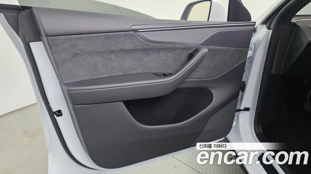 Tesla Model Y 2026 — photo 14