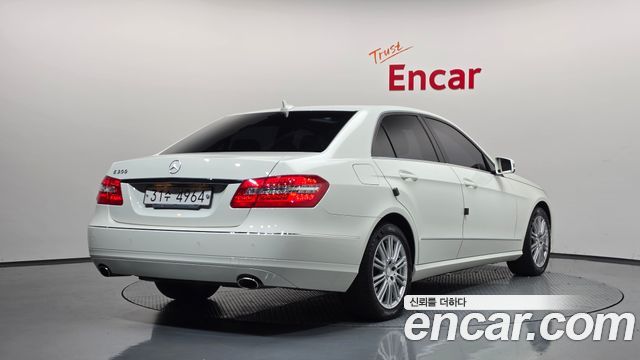 Mercedes-Benz E-Class 2011 — photo 2