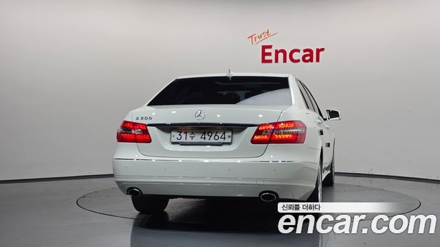Mercedes-Benz E-Class 2011 — photo 4