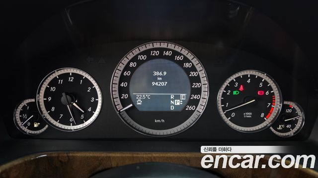 Mercedes-Benz E-Class 2011 — photo 8