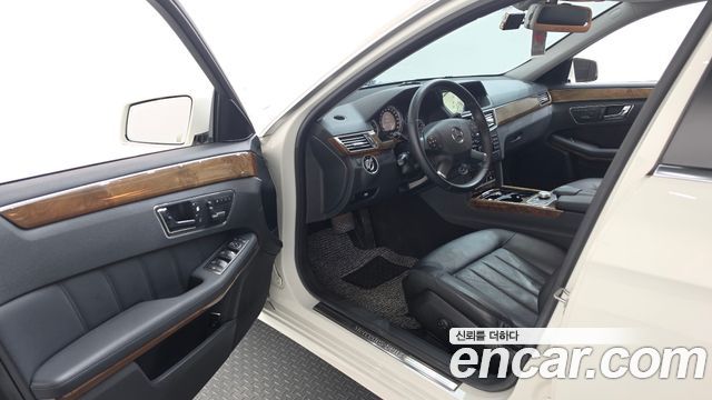 Mercedes-Benz E-Class 2011 — photo 10