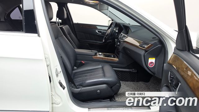 Mercedes-Benz E-Class 2011 — photo 11