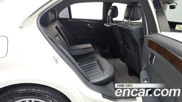 Mercedes-Benz E-Class 2011 — photo 12