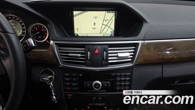 Mercedes-Benz E-Class 2011 — photo 13