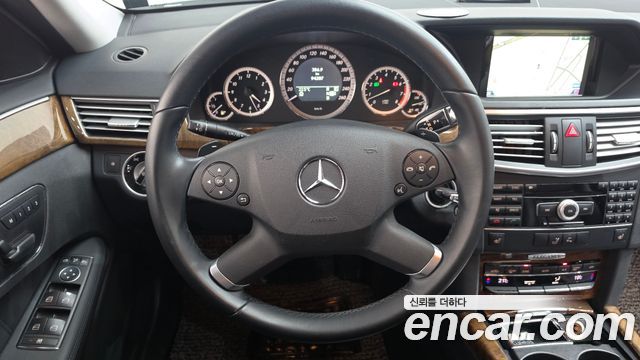Mercedes-Benz E-Class 2011 — photo 14
