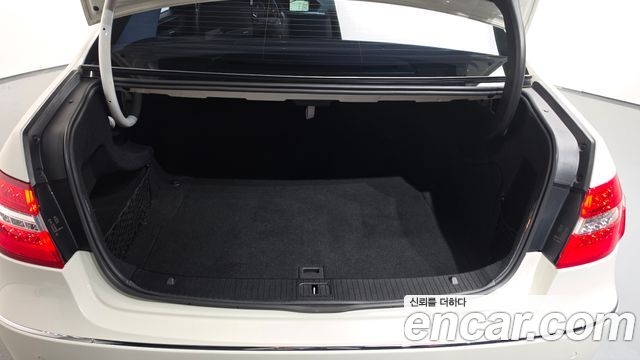 Mercedes-Benz E-Class 2011 — photo 18