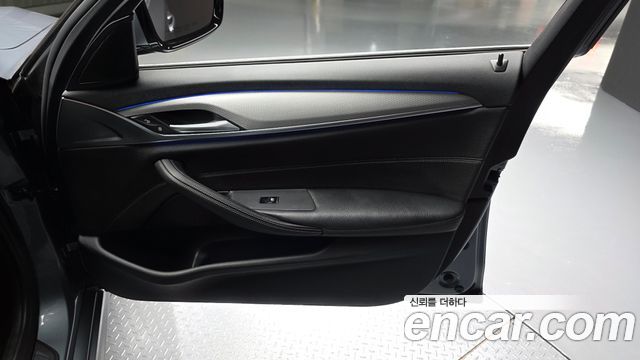 BMW 5-Series 2018 — photo 14