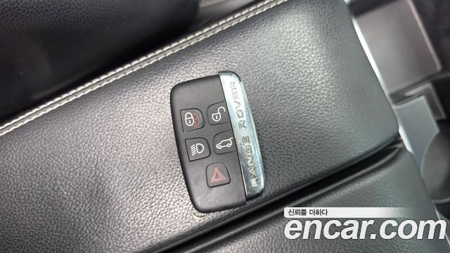 Land Rover Range Rover Velar 2019 — photo 27