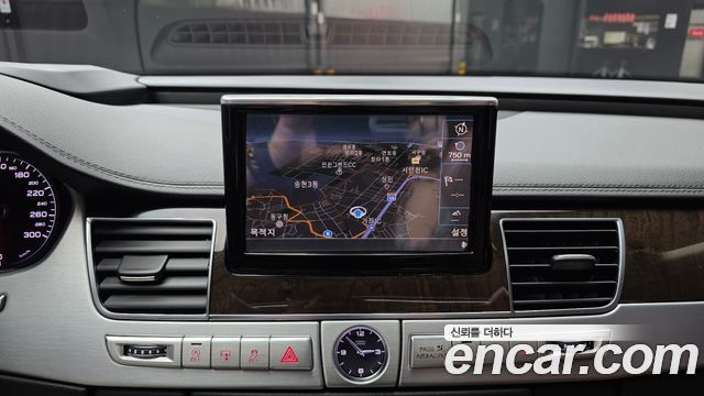 Audi A8 2015 — photo 14