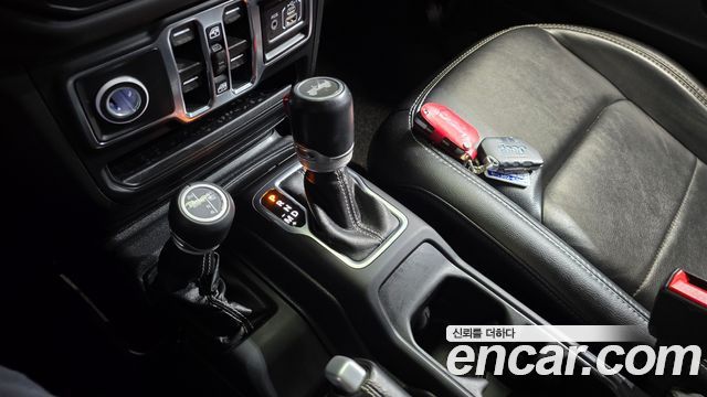 Jeep Wrangler 2021 — photo 12
